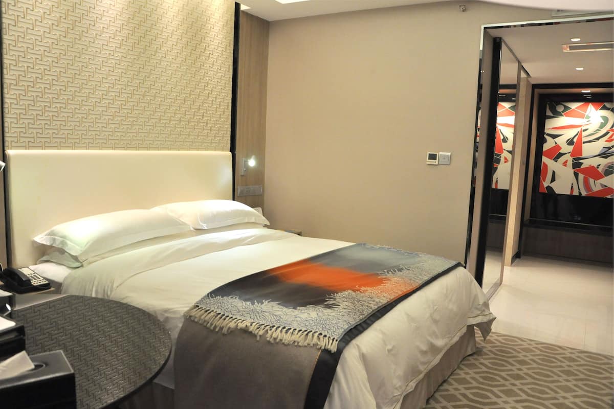 Suite, 2 Bedrooms | Down comforters, minibar, in-room safe, desk