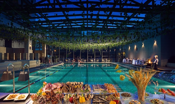 Indoor pool, outdoor pool - M Hotel Chengdu (Chengdu)