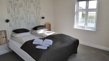 Double Room, Shared Bathroom | Hypo-allergenic bedding, down comforters, cribs/infant beds, free WiFi