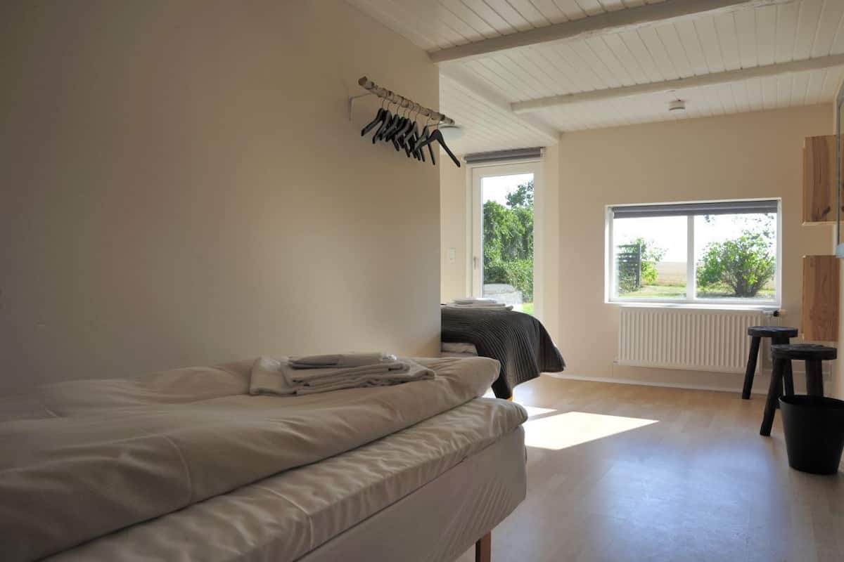 Dreibettzimmer, eigenes Bad | Allergikerbettwaren, Daunenbettdecken, Babybetten, kostenloses WLAN