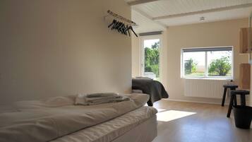 Habitación triple, baño privado | Ropa de cama hipoalergénica, edredón, cunas y wifi gratis