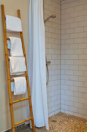 Værelse til 3 personer - privat badeværelse | Badeværelse | Miljøvenlige toiletartikler, hårtørrer, håndklæder, Shampoo