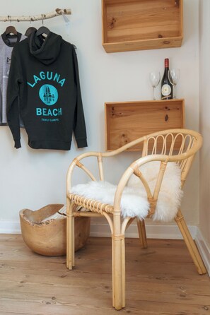 Hypo-allergenic bedding, down comforters, cribs/infant beds, free WiFi - Stevns Klint Strandpension (Rodvig Stevns)