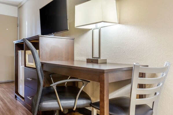 Free WiFi, bed sheets - Econo Lodge Shorewood (Joliet)