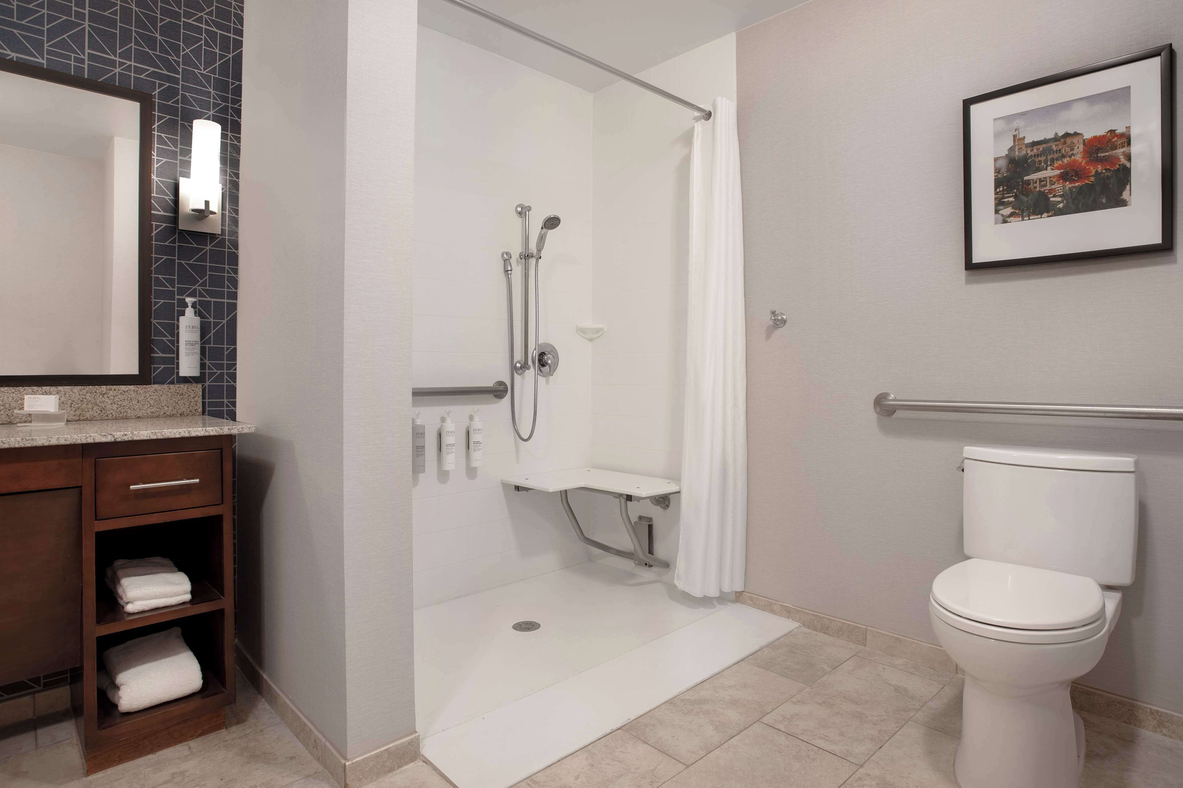 Ein modernes Badezimmer mit Dusche, Toilette und Waschtisch.