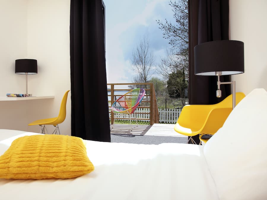 Classic-Zimmer | Hochwertige Bettwaren, individuell dekoriert, Verdunkelungsvorhänge