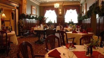 3 restaurants, lunch, dinner served; international cuisine