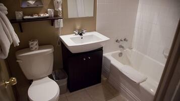 Un baño con inodoro, lavamanos y bañera.