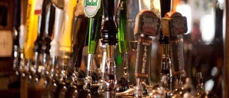 Vários tipos de cerveja disponíveis em torneiras.