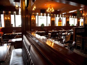 3 Bars/Lounges, Pub, Weinbar