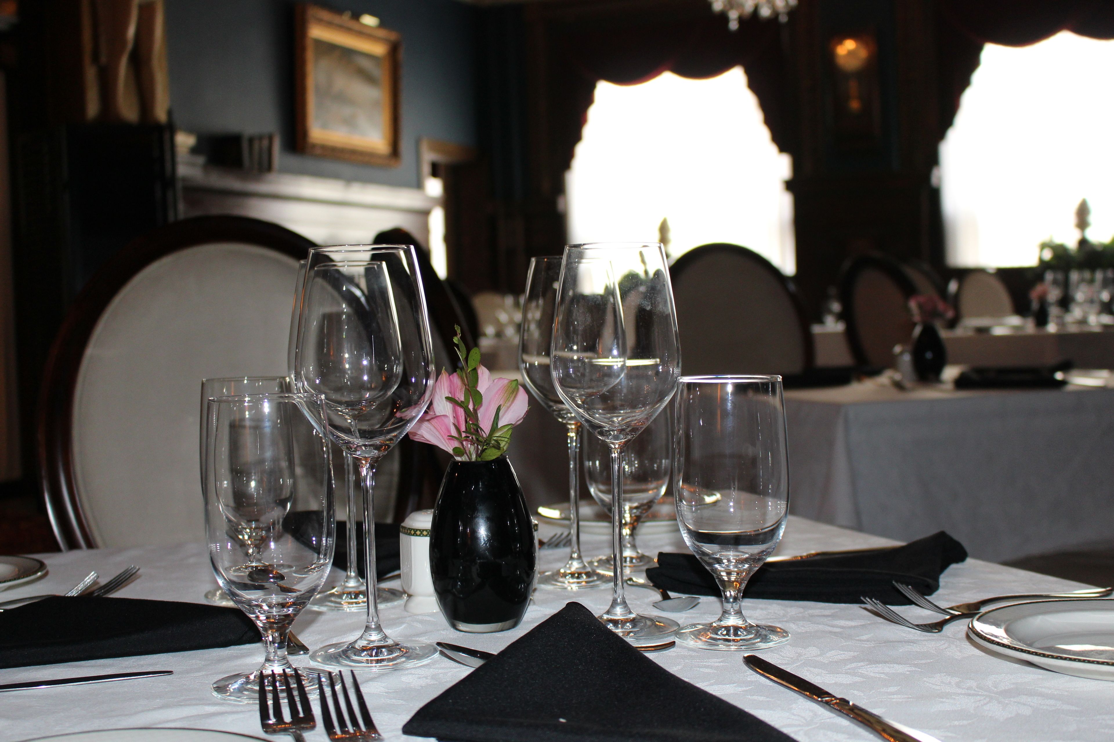 3 restoran, makan tengah hari dihidangkan, masakan antarabangsa 