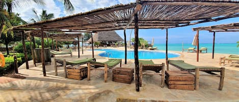 3 outdoor pools, pool umbrellas, pool loungers