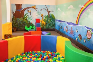 Área de juegos infantiles techada