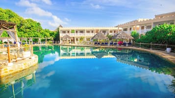 3 piscines extérieures, parasols de plage, chaises longues