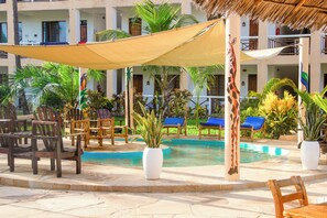 3 piscines extérieures, parasols de plage, chaises longues