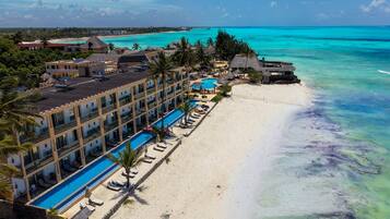 Ein Resort mit Pool, Strand und Meerblick.