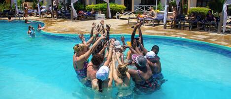 3 albercas al aire libre, sombrillas en la alberca y camastros