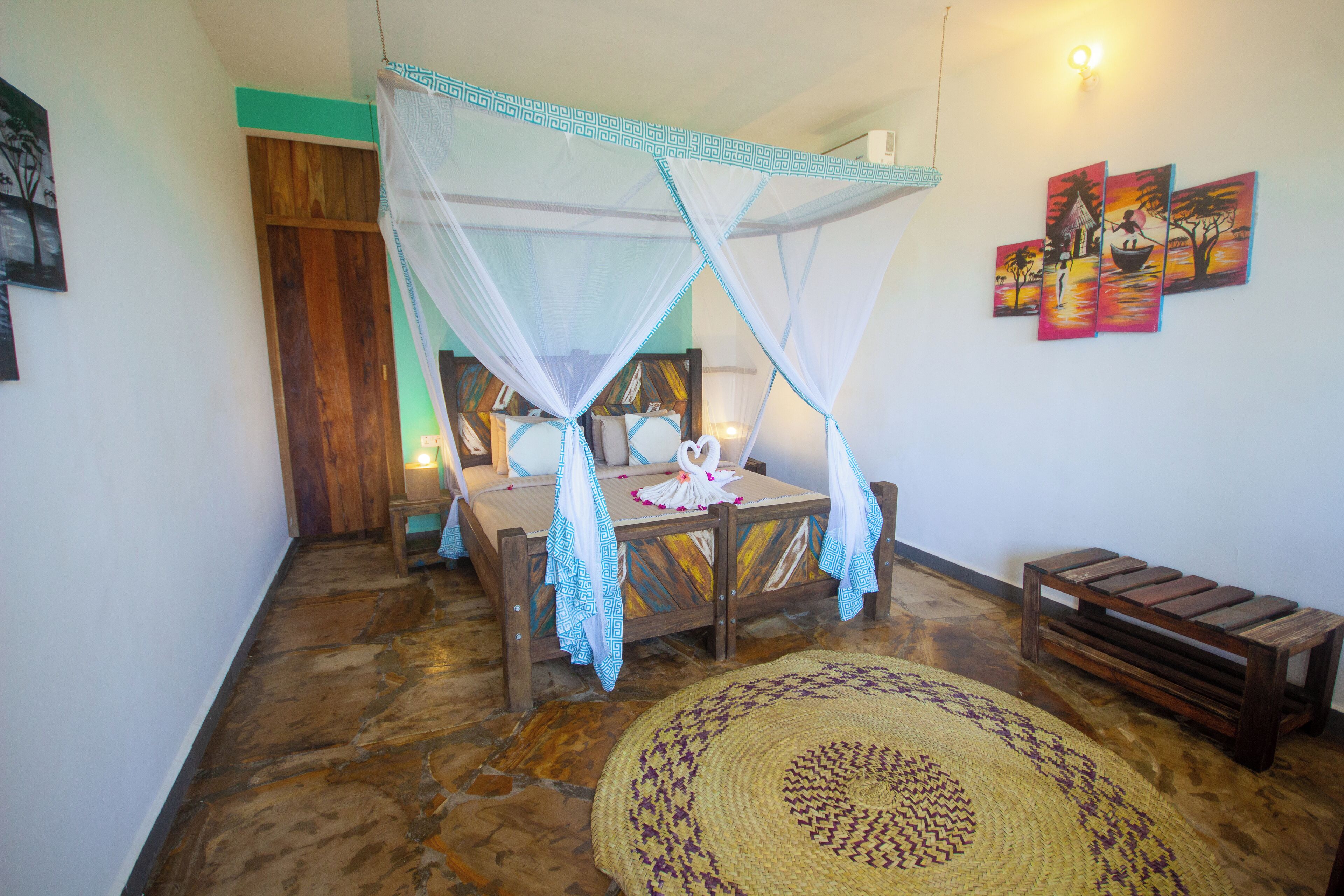 ห้องพัก | ผ้านวมขนเป็ด, เตียงเมมโมรีโฟม, ตู้นิรภัยในห้องพัก, โต๊ะทำงาน