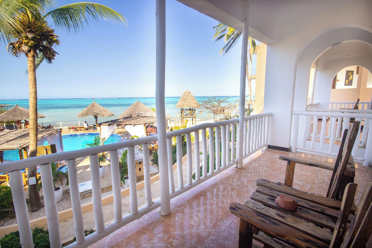 Donsdekens, bedden met traagschuimmatrassen, een kluis op de kamer