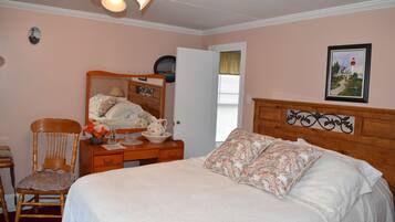 Klassieke kamer, 1 queensize bed, niet-roken, privébadkamer (The Lighthouse) | Luxe beddengoed, individueel gedecoreerd, een strijkplank/strijkijzer