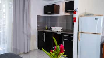 Estudio Prestigio (Queen Bed.) | Cocina privada | Refrigerador, microondas, cafetera y tetera y utensilios de cocina