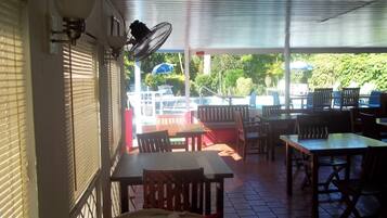 Desayuno a la carta diario (USD 15 por persona)