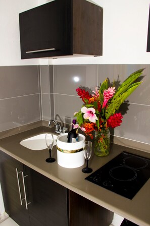 Fridge, microwave, coffee/tea maker, cookware/dishes/utensils - Palm Garden Hotel (Worthing)
