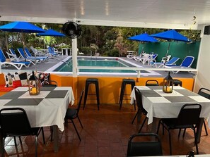 Outdoor pool, pool umbrellas, sun loungers - Palm Garden Hotel (Worthing)
