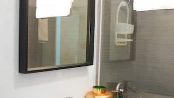 Bañera con ducha, artículos de tocador gratuitos, secador de pelo