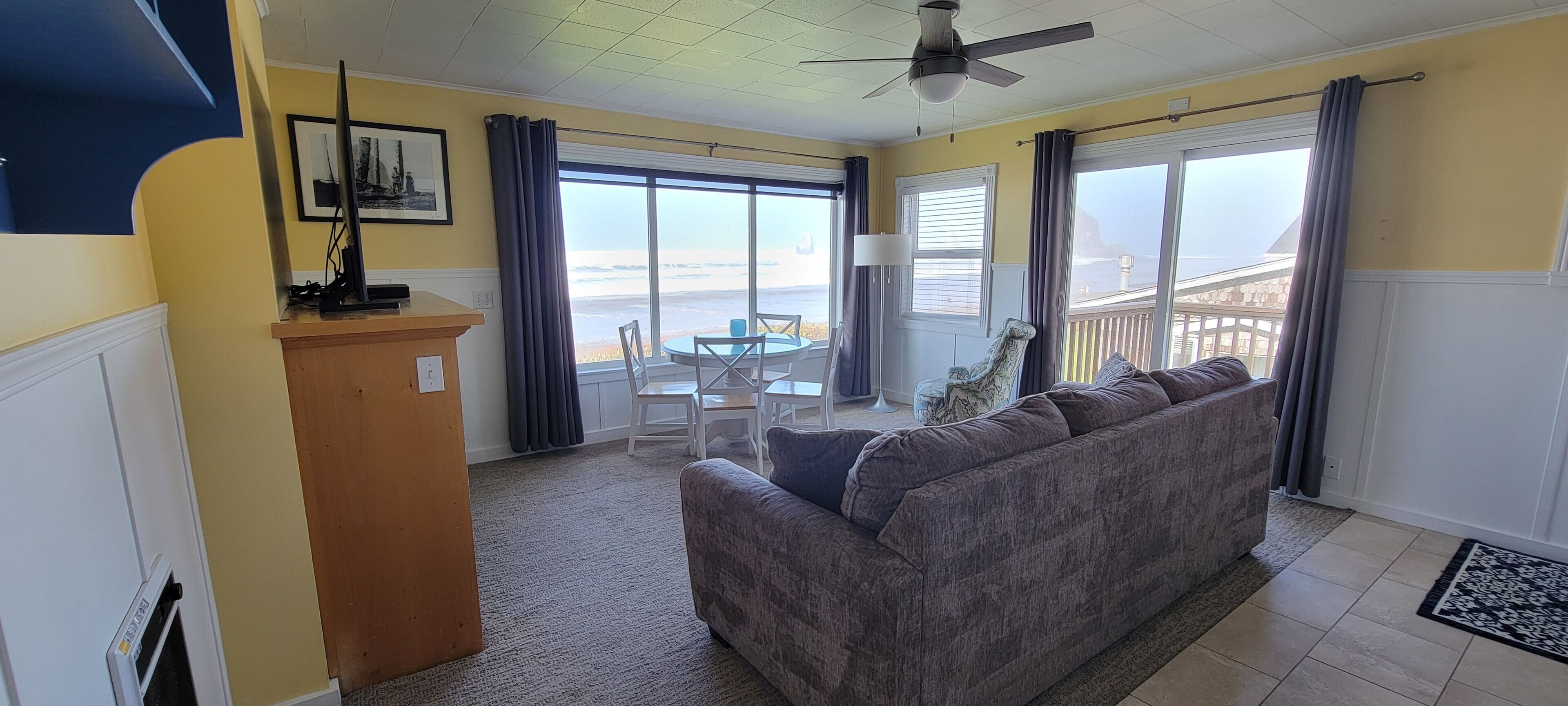 套房 (Haystack) | 起居区 | 平板电视、DVD 播放器