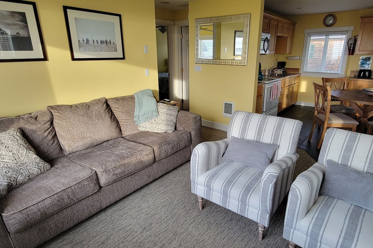 Sea Breeze Cottage – Ocean Front View | In-room dining