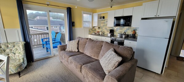 Suite (Haystack) | Cocina privada | Microondas, horno, parrilla de estufa y cafetera y tetera 