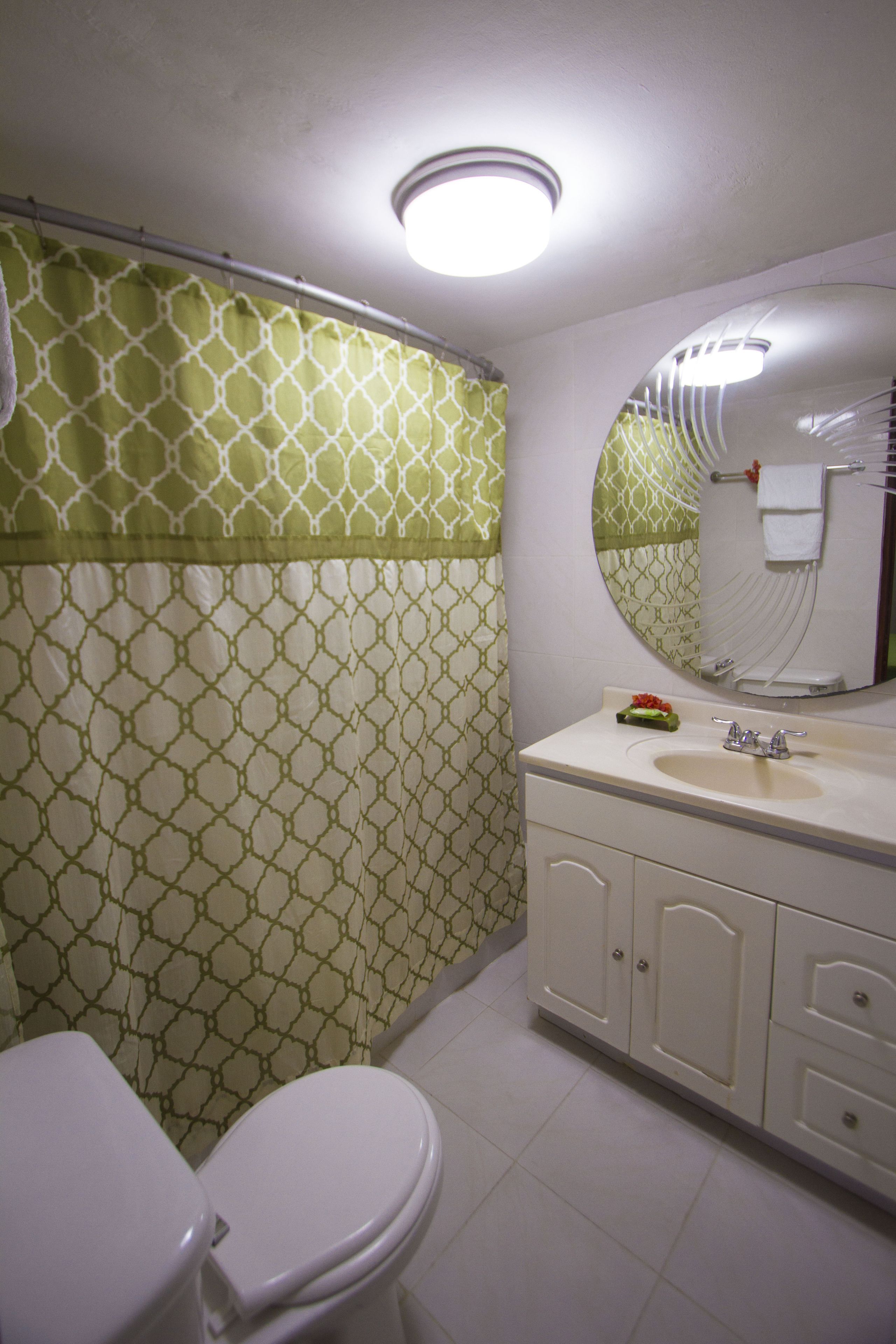 classic room | bathroom | combined shower/bathtub, towels