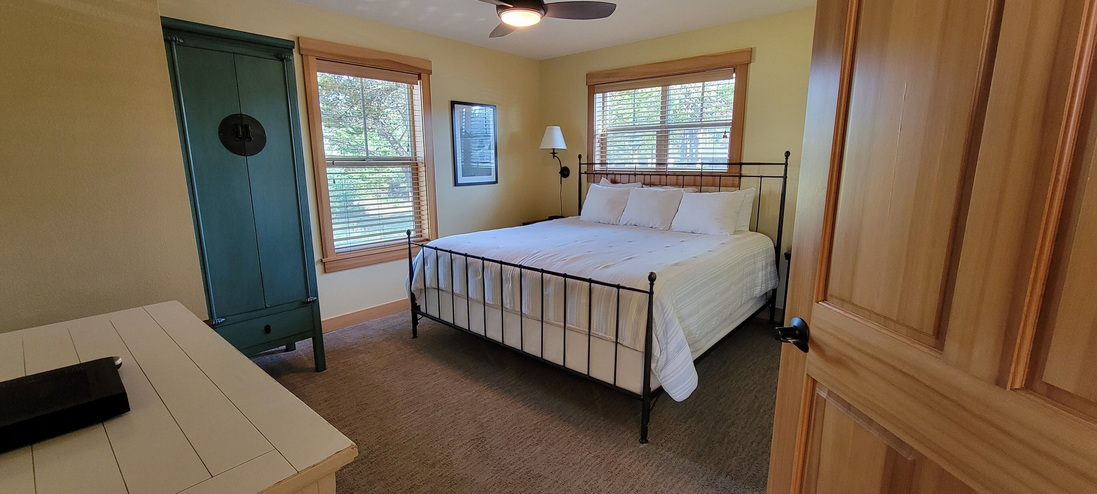 Ein Schlafzimmer mit Bett, Schreibtisch und Kleiderschrank.