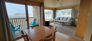 Televisión de pantalla plana, chimenea, reproductor de DVD