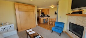Suite, barrierefrei (Driftwood) | Wohnbereich
