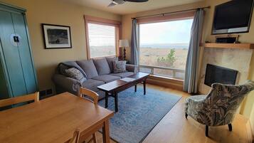 Studio (Tide Pool Alive) | Aire de séjour | Téléviseur à écran plat de 32 po avec télévision numérique, téléviseur