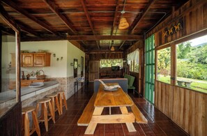 Casa, 4 dormitoris | Sala d'estar | Televisor 