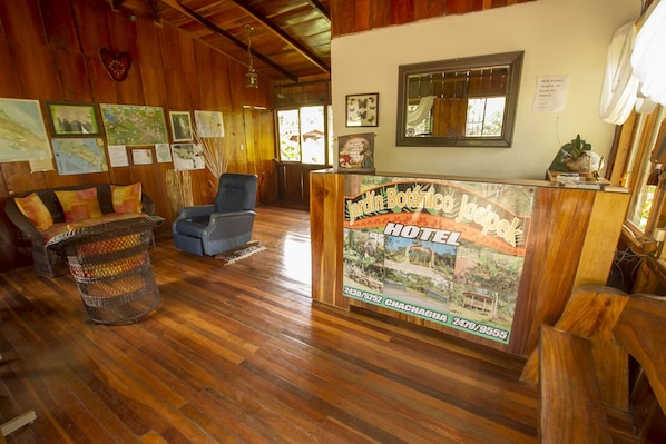 Kios check-in/check-out