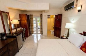 Habitación estándar | Caja de seguridad en la habitación, escritorio y cortinas blackout 