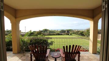 Habitación de lujo doble, 1 cama de matrimonio grande, vistas al mar | Sábanas de algodón egipcio, ropa de cama de alta calidad, caja fuerte