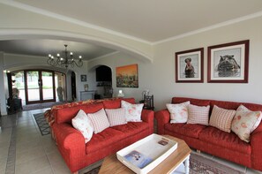 Lobby sitting area - On the Cliff Guest House (Hermanus)