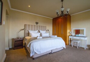 Penthouse, Sea View, Oceanfront | Egyptian cotton sheets, premium bedding, in-room safe - On the Cliff Guest House (Hermanus)