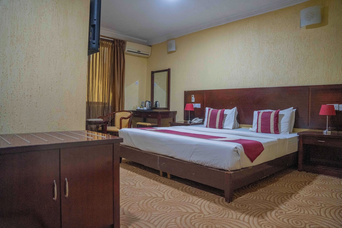 Familierom | Sengetøy av topp kvalitet, safe på rommet og skrivebord