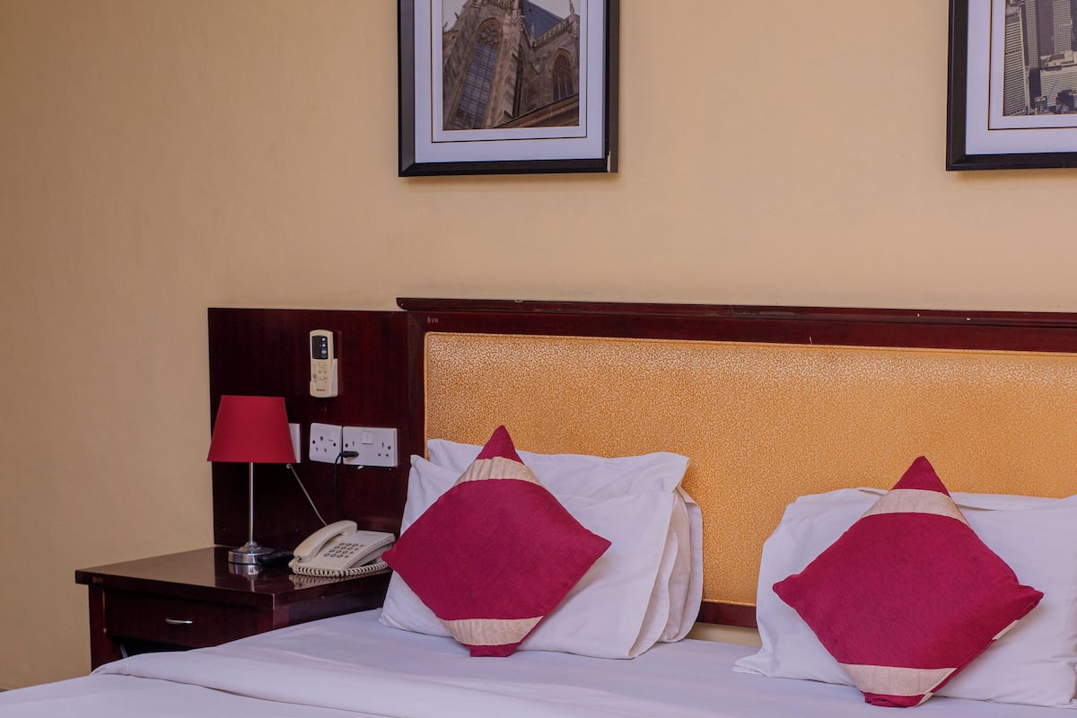 Sengetøy av topp kvalitet, safe på rommet og skrivebord