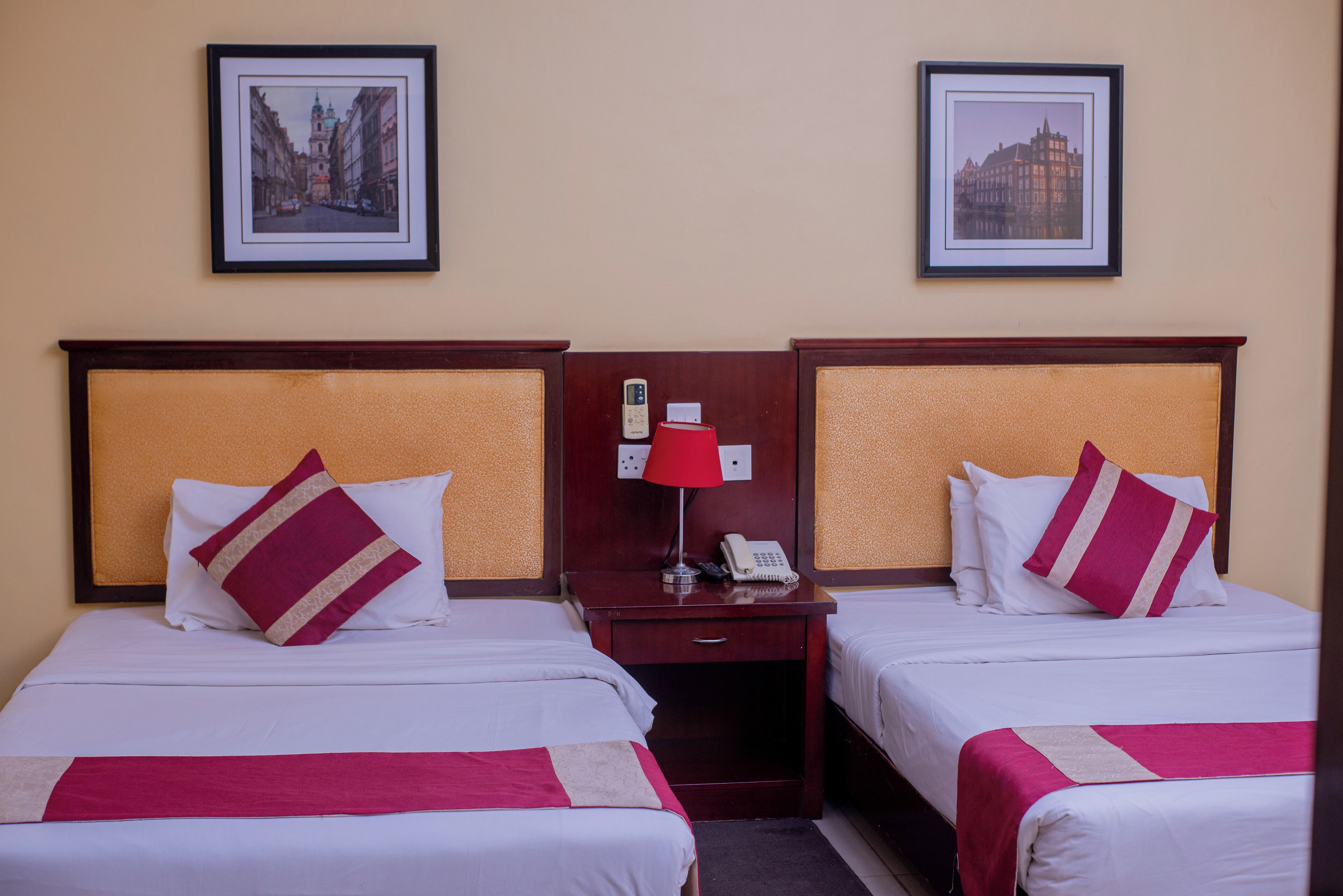 ملاءات من القطن المصري وأغطية فراش متميزة وخزنة داخل الغرفة ومكتب