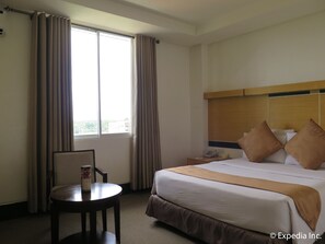 Minibar, in-room safe, desk, iron/ironing board - Big 8 Corporate Hotel (Tagum)