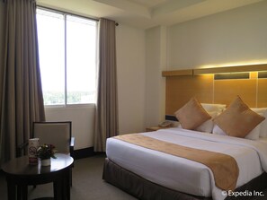 Habitación superior | Minibar, caja fuerte, escritorio y tabla de planchar con plancha