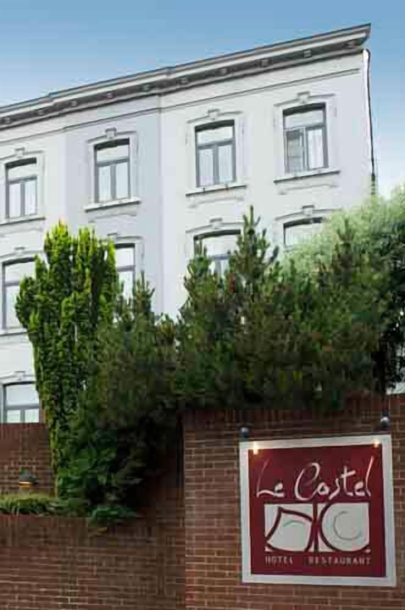 Un bâtiment d’hôtel avec une enseigne indiquant « Le Castel, hôtel-restaurant ».