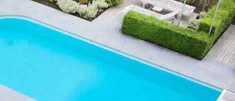 Alberca al aire libre por temporada y camastros